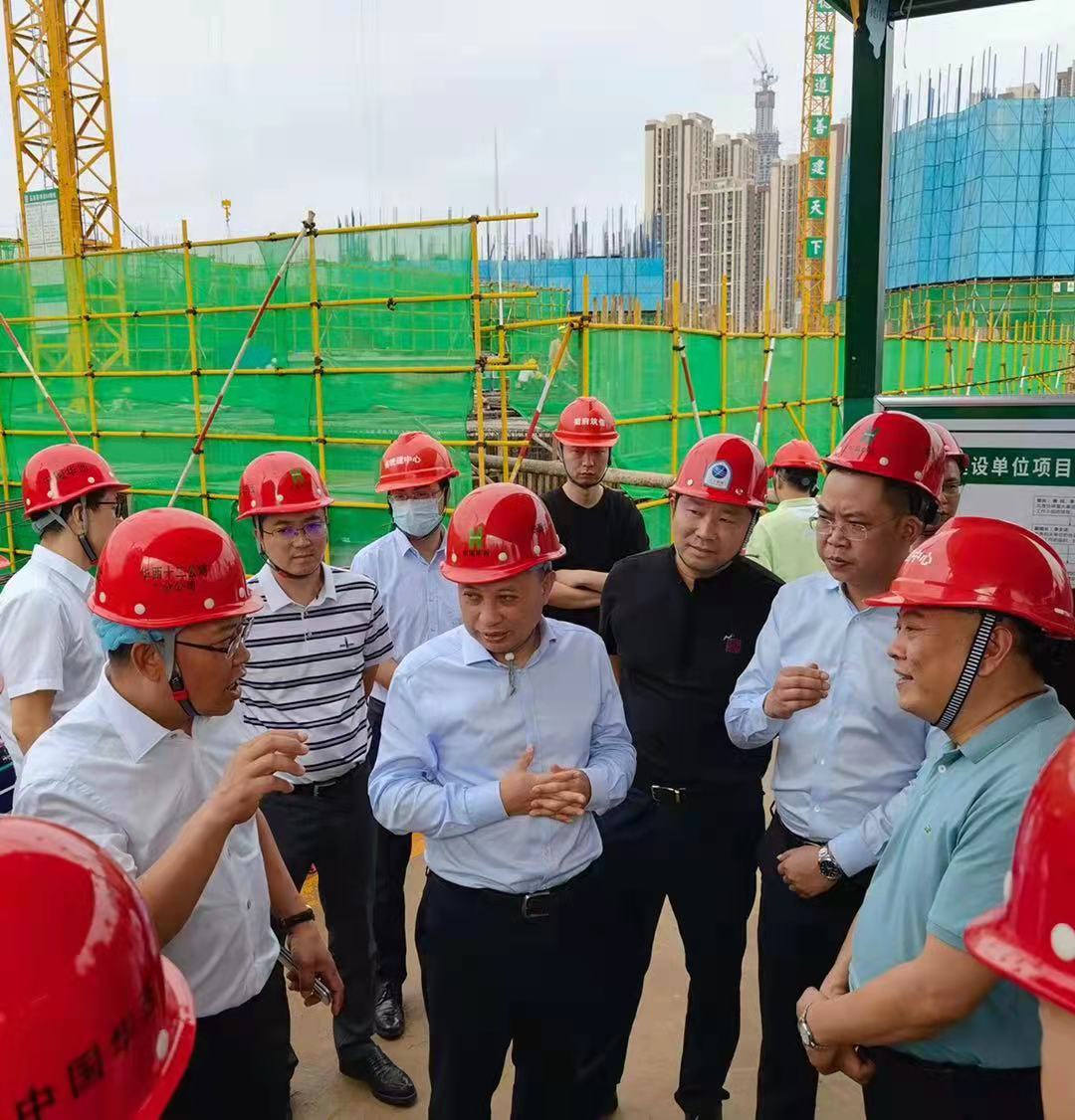 四川省住建廳黨組書(shū)記、廳長(cháng)何樹(shù)平一行到玉景苑項目調研